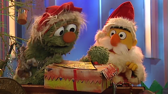 Rumpel mit Bert als Weihnachtsmann © NDR / Sesame Workshop 