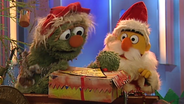 Rumpel mit Bert als Weihnachtsmann © NDR / Sesame Workshop 