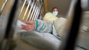 Ein am Respiratorischen Synzytial-Virus (RS-Virus oder RSV) erkrankter Patient liegt auf einer Kinderstation ©  +++ dpa-Bildfunk +++ Foto: Marijan Murat