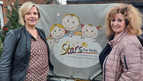 Zwei Frauen stehen vor einem Schild mit der Aufschrift "Stars for Kids - gemeinnütziger Verein für Kinderhilfsprojekte in Delmenhorst". © Birgit Stammerjohanns Foto: Birgit Stammerjohanns