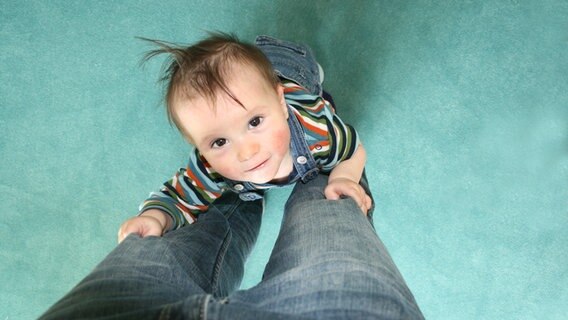 Ein Kleinkind blickt nach oben. © photocase.de Foto: unikation