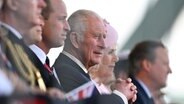 König Charles III., seine Frau Camilla, sein ältester Sohn Prinz William nehmen am 06.06.2024  an den Feierlichkeiten zum 80. Jahrestag des sogenannten D-Day in Portsmouth teil. © picture alliance Foto: Leon Neal