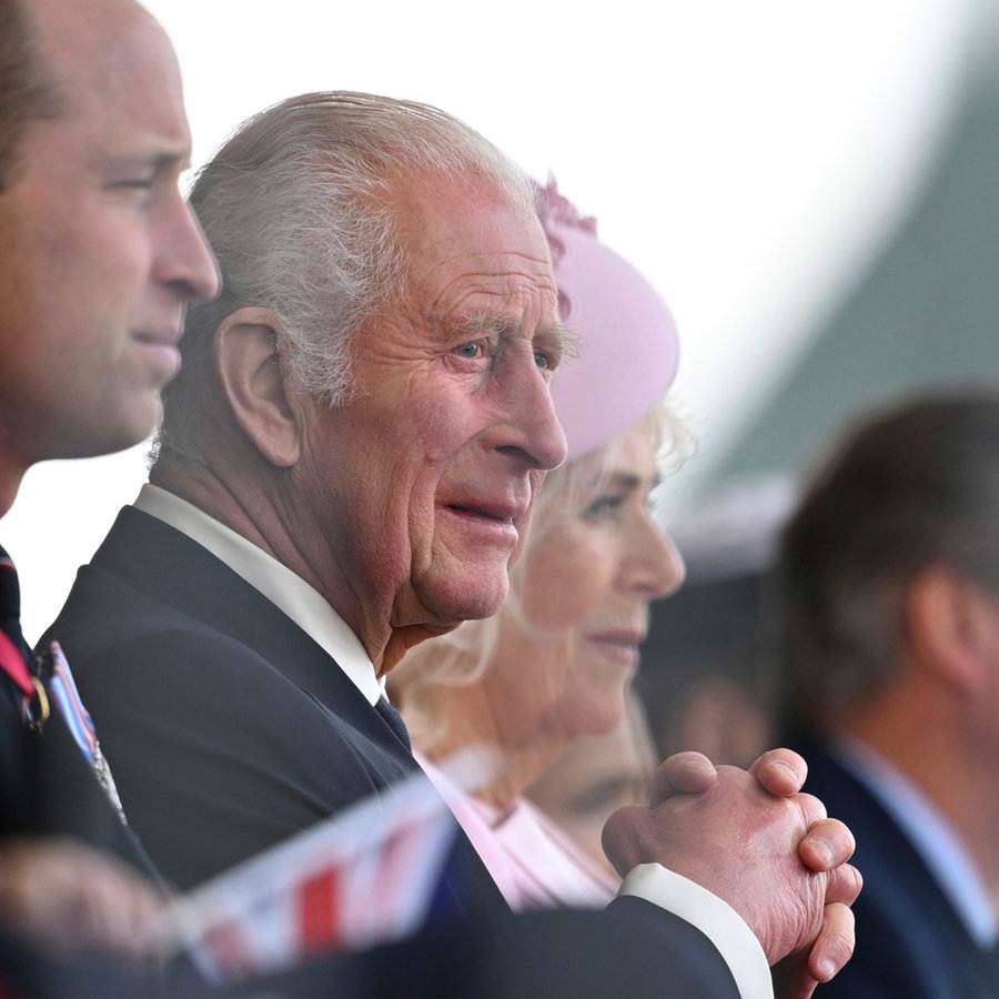 König Charles III., seine Frau Camilla, sein ältester Sohn Prinz William nehmen am 06.06.2024  an den Feierlichkeiten zum 80. Jahrestag des sogenannten D-Day in Portsmouth teil. © picture alliance Foto: Leon Neal