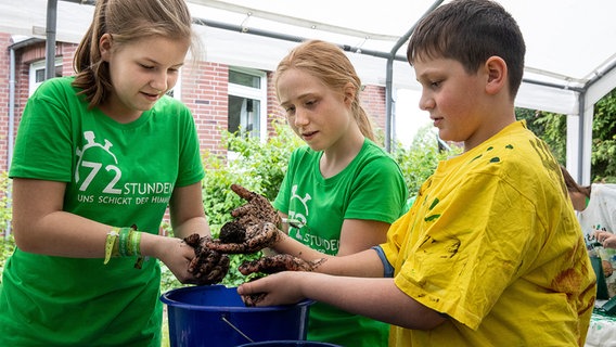 Aktionsgruppe Bienenprojekt der 72-Stunden-Aktionswoche "Uns schickt der Himmel" © BDKJ-Bundesstelle Foto: Achim Pohl