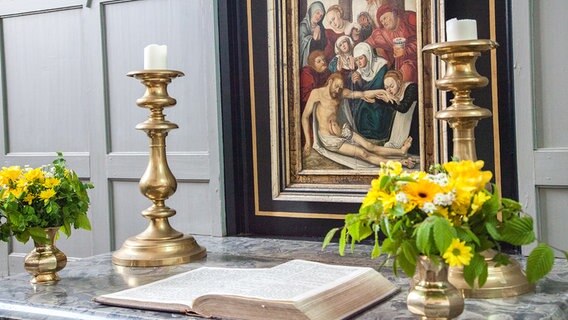 Altar mit Kerzen und Blumenschmuck © Kirche im NDR Foto: Christine Raczka
