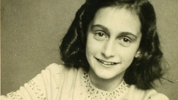 Ein Porträtbild in schwarz-weiß zeigt Anne Frank im Jahre 1941. © Anne Frank House 