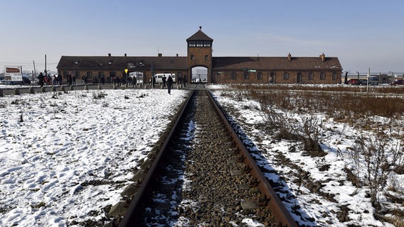 Verschneite Gleise führen ins ehemalige Konzentrationslager Auschwitz. © picture alliance/dpa Foto: Alexandre Marchi
