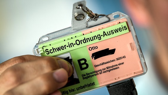 Auf der Hülle eines Schwerbehindertenausweis ist «Schwer-in-Ordnung-Ausweis» zu lesen. © picture alliance /dpa-Zentralbild/dpa Foto: Britta Pedersen