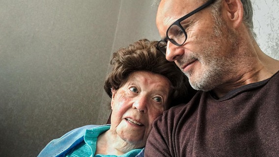 Reinhold Beckmann mit seiner Mutter Aenne © Ullstein Verlag / privat 