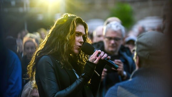 Beth Hart singt bei einem Konzert auf Schloss Eyrichshof. © picture alliance / Pressefoto Evans Foto: Ryan Evans