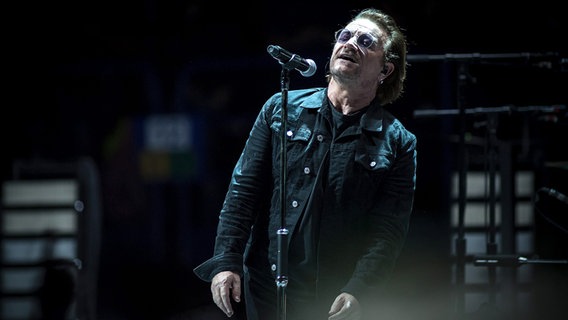 Der Sänger Bono steht vor einem Mikrofon. © picture alliance / Pacific Press Foto: Fabrizio Di Bitonto