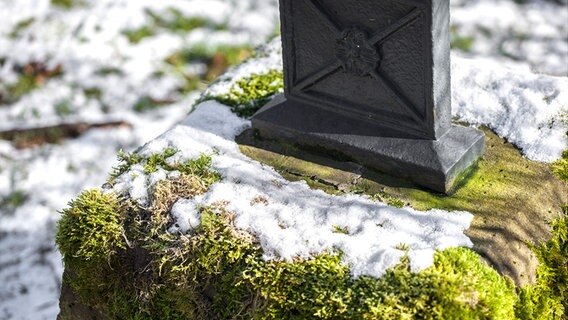 Schnee auf einem Grabstein im Kloster Bursfelde © Kirche im NDR Foto: Christine Raczka