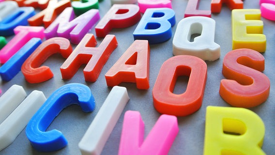 Das Wort "Chaos" zusammengesetzt aus Buchstaben © Colourbox Foto: Curvabezier