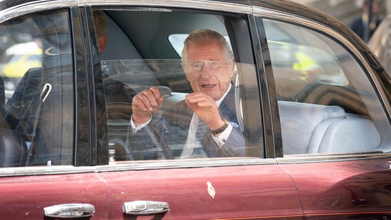König Charles III. sitzt in einem Auto. © picture alliance / empics Foto: Stefan Rousseau