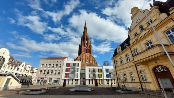 Blick vom Martkplatz zentral auf die evangelische St. Bartholomaei Kirche Demmin, rechts im Bild ist das Rathaus zu erkennen. © Sarah Oltmanns Foto: Sarah Oltmanns