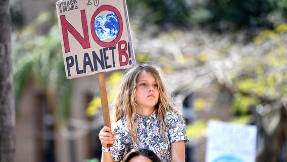 Ein Mädchen hält während einer Demonstration ein Schild mit der Aufschrift: "No Planet B" hoch. © picture alliance/dpa/AAP Foto: Dan Peled