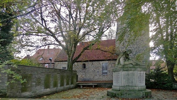 Das Gefallenen-Ehrenmal in Hiddestorf, einem Stadtteil von Hemmingen in der Region Hannover in Niedersachsen wurde zu Ehren der im Ersten und der im Zweiten Weltkrieg Gefallenen aus Hiddestorf und aus dem Nachbarort Ohlendorf errichtet. © Wikimedia Foto: Den man tau