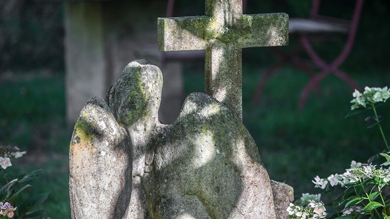 Alter Grabstein mit Engel und Kreuz © Kirche im NDR Foto: Christine Raczka