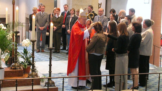 Firmung durch Bischof Trelle im Hildesheimer Dom (2009) © Bischöfliche Pressestelle Hildesheim 