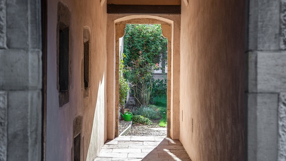 Eine offene Tür im Kloster Fischbeck © Kirche im NDR Foto: Christine Raczka