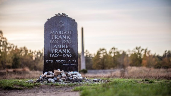 Gedenkstein für Margot und Anne Frank auf dem Gelände der Gedenkstätte Bergen-Belsen in Lohheide. © picture alliance/KNA/Michael Althaus Foto: Michael Althaus