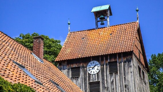 Kirchenglocke auf dem Dach eines Holzhauses © Kirche im NDR Foto: Christine Raczka