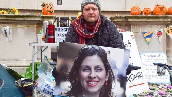 Richard Ratcliffe hält ein Bild seiner Frau Nazanin Zaghari-Ratcliffe in der Hand. © picture alliance / ZUMAPRESS.com Foto:  Vuk Valcic