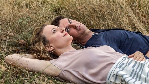 Alma (Maren Eggert) und Tom (Dan Stevens) erfinden sich eine gemeinsame Geschichte. © SWR/Letterbox Filmproduktion/Christine Fenzl 