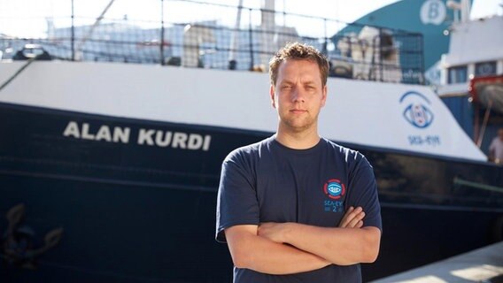 Gorden Isler, Vorsitzender der Seenotrettungsorganisation Sea-Eye e.V., steht vor der "Alan Kurdi". © Sea-Eye.org 