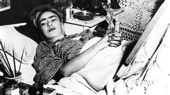 Frida Kahlo in ihrem Haus in Mexico (1954) © picture-alliance / akg-images Foto: Antonio Rodrigues