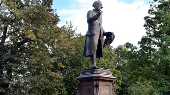 Das Denkmal für Immanuel Kant in der Hauptstadt Kaliningrad, das ehemalige Königsberg. © picture alliance / ZB / Volkmar Heinz Foto: Volkmar Heinz