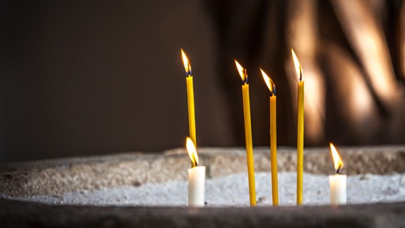 Brennende Kerzen zum Gedenken © Christine Raczka Foto: Christine Raczka