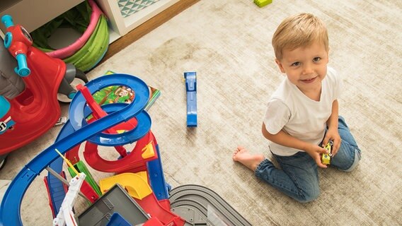 Ein kleiner Junge mit einer Autorennbahn (gestellte Szene). © picture alliance / dpa-tmn Foto: Christin Klose