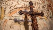 Ein Kreuz auf einem Fresko © Kirche im NDR Foto: Christine Raczka