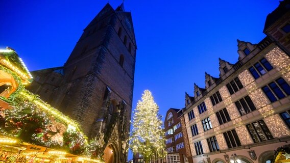 Abendlicher Blick auf die Marktkirche Hannover mit Weihnachtsmarkt und leuchtendem Tannenbaum. © picture alliance / dpa Foto: Julian Stratenschulte
