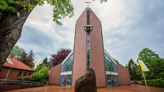 Die Kirche Maria - Hilfe der Christen in Quickborn © Kirche im NDR Foto: Katrin Würtemberg