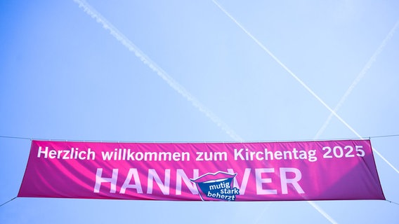 Ein Banner des Kirchentages hängt in der Innenstadt von Hannover. © picture alliance/dpa Foto: Julian Stratenschulte