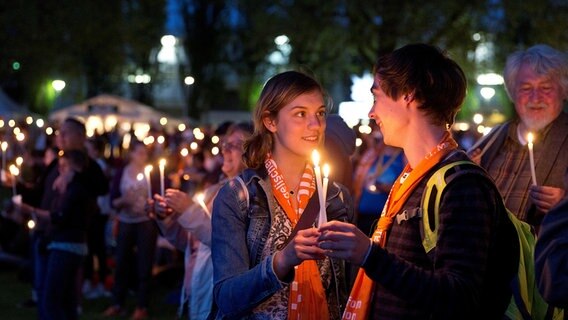 Menschen halten bei einem Nachtsegen Kerzen in der Hand. © Deutscher Evangelischer Kirchentag Nürnberg Foto: Michalak