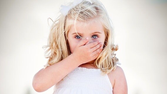 Ein Mädchen hält sich die Hand vor den Mund. © Colourbox Foto: Andy Dean Photography