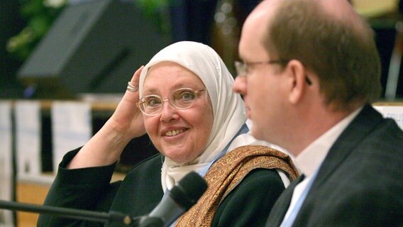Im Rahmen des 97. Deutschen Katholikentages in Osnabrück führen Imam Halima Krausen aus Hamburg (l) und Pastor Ludger Kaulig am Samstag (24.05.2008) eine multireligiöse Feierstunde von Muslimen und Christen durch. © picture-alliance/ dpa Foto: Ingo Wagner