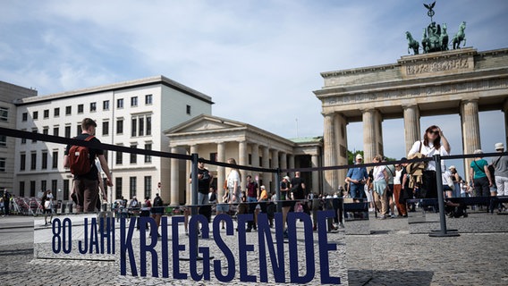 Zwei Spiegelkästen mit der Aufschrift "80 Jahre" und "Kriegsende" stehen vor dem Brandenburger Tor. © picture alliance/dpa Foto: Hannes P Albert