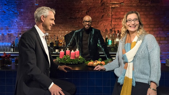 Heino Falcke, Yared Dibaba und Yvonne Willicks sitzen an einem Tresen (v.l.n.r.). Heino Falcke, Yared Dibaba und Yvonne Willicks sitzen an einem Tresen (v.l.n.r.). © Kirche im NDR Foto: Eva Häberle