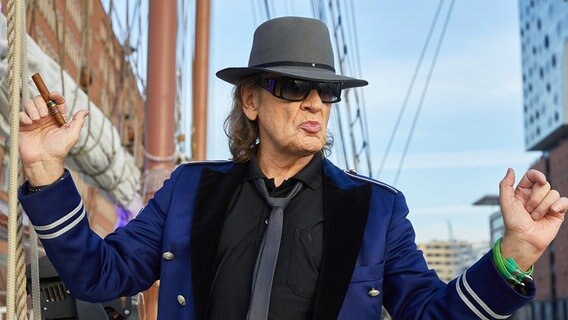 Sänger Udo Lindenberg steht während eines Promotion-Termins für das Album "Live vom Atlantik" vor der Kulisse der Elbphilharmonie. © dpa Foto: Georg Wendt