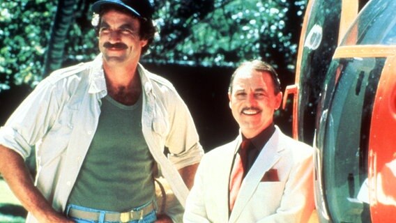 John Hillerman (r) als Higgins und Tom Selleck als Thomas Magnum in einer Szene der TV-Serie "Magnum". (Aufnahme von 1983). © picture-alliance / dpa | dpa Universal Studios 