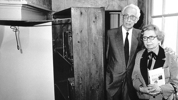 Miep Gies und ihr Ehemann Jan im Anne-Frank-Haus in Amsterdam © epa Foto: Dick Coersen