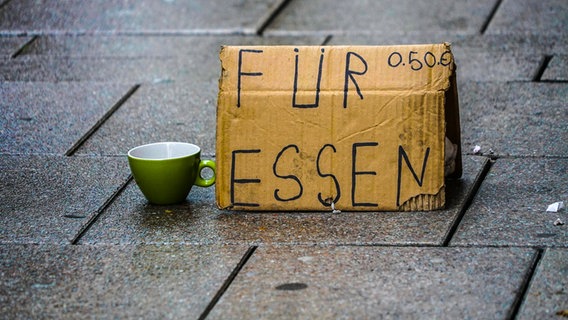 Auf einem Pappschild auf dem Bürgersteig steht "Für Essen 0.50 Cent". © picture alliance 