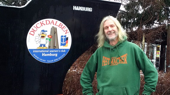 Jan Oltmanns vor dem Seemanns-Club "Duckdalben" in Hamburg  