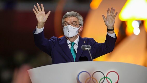 Abschlussfeier im Olympiastadion. Der Präsident des Internationalen Olympischen Komitees, Thomas Bach, winkt während der Abschlusszeremonie. © Dan Mullen/Pool Getty Images/dpa Foto: Dan Mullen