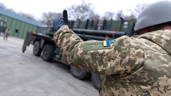 Die am 15. Februar 2023 von der Bundeswehr herausgegebene Aufnahme zeigt die Ausbildung ukrainischer Soldaten am Patriot-Flugabwehrraketensystem an einem unbenannten Ort. © picture alliance/dpa/Bundeswehr 