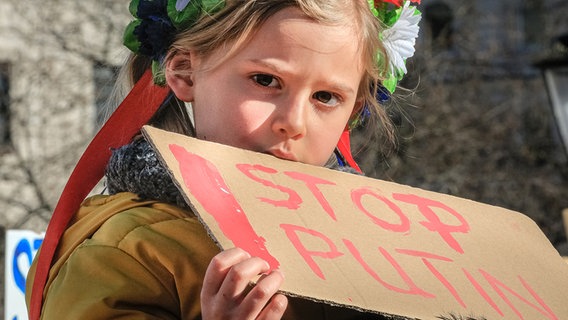 Ein Mädchen hält ein Schild mit der Schrift "Stop Putin" in der Hand. © picture alliance / Photoshot 